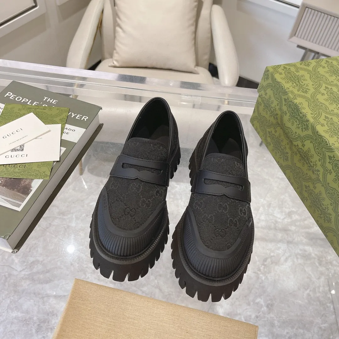 👟👟Ex-factory price 520👟👟 New GG loafers for spring and autumn. Gucci shoes cleverly use unique design elements to inject fresh vitality into the collection design. Crafted from camel and ebony GG canvas, these stylish unisex loafers feature a new interpretation of the brand's classic monogram pattern for the new season. Camel and ebony GG canvas/imported silk cowhide surface, imported silk cowhide lining, same style for men and women, black leather and rubber piping, EVA rubber sole, low heel, 4.5cm heel height, female size: 35#~42#, male size: 39#~47#, Italian creation